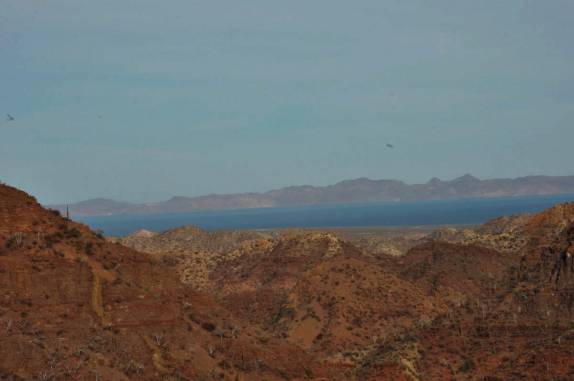 Montanhas desérticas e o Mar de Cortez ao fundo, região de Loreto, na Baja California - México
